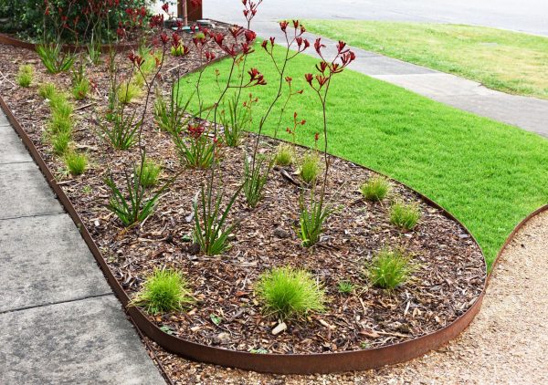 Photo of Formboss Steel Edging in a garden | Featured Image for FormBoss REDCOR Steel Edging Page by Centenary Landscape Supplies.